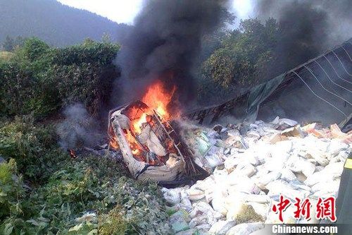 8月1日6時左右，滬昆高速上饒段一貨車側翻著火，駕駛室燒成空殼。圖為事故現(xiàn)場。吳兵章 攝